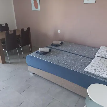 Rosemary & Free Parking Apartment