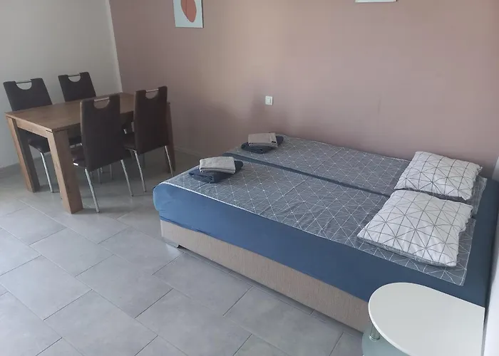 Rosemary & Free Parking Apartment